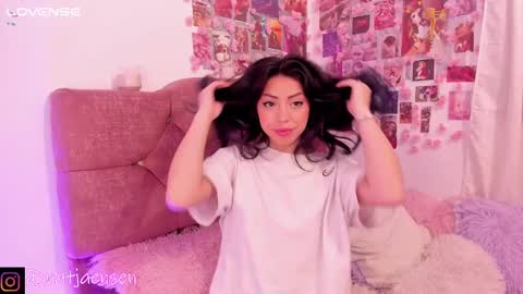 Snapshot of natalie_jaensen chatting on 03-01-25, 10:13 online show from 03-01-25, 10:13