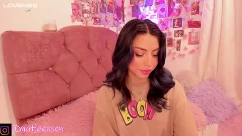 Snapshot of natalie_jaensen chatting on 03-11-25, 01:05 online show from 03-11-25, 01:05
