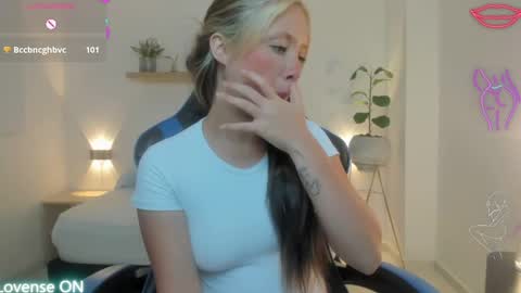Snapshot of nataly_rodri chatting on 04-28-26, 02:27 Nataly online show from 04-28-26, 02:27