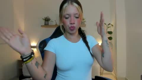 Snapshot of nataly_rodri chatting on 05-01-26, 01:54 Nataly online show from 05-01-26, 01:54