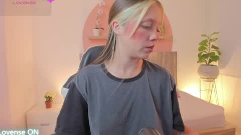 Snapshot of nataly_rodri chatting on 05-21-26, 02:18 Nataly online show from 05-21-26, 02:18