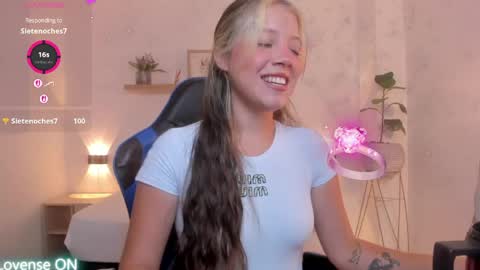 Snapshot of nataly_rodri chatting on 05-26-26, 02:18 Nataly online show from 05-26-26, 02:18