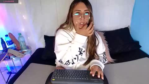 Snapshot of natasha_peach_ chatting on 10-23-25, 09:35 Natasha online show from 10-23-25, 09:35