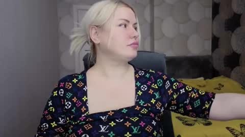 natusik123 online show from 12-19-25, 06:09