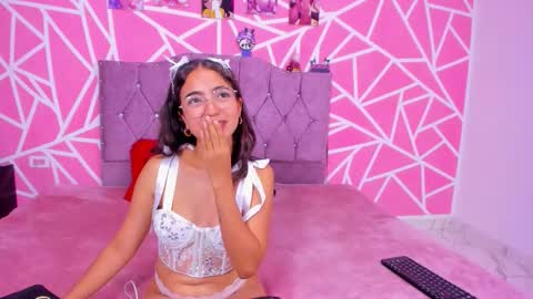 Snapshot of naty_star18 chatting on 12-16-25, 12:37 Natalia online show from 12-16-25, 12:37