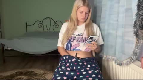 Snapshot of natybron chatting on 11-12-25, 04:24 Andreea online show from 11-12-25, 04:24