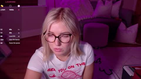 Bex currently on maternity leave online show from 02-10-26, 09:52