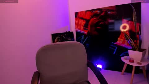 Snapshot of naughty_butt chatting on 11-22-25, 06:40 Megan online show from 11-22-25, 06:40