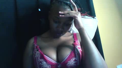 Snapshot of naughtygee100 chatting on 11-17-25, 12:27 Shee online show from 11-17-25, 12:27