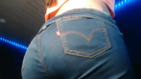 Snapshot of naughtyhotsquirt chatting on 06-11-26, 05:00 Kimberly online show from 06-11-26, 05:00