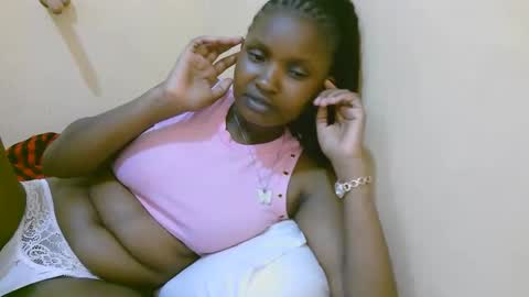 Snapshot of naughtysammur25 chatting on 10-19-25, 12:06 naughtyqueen online show from 10-19-25, 12:06