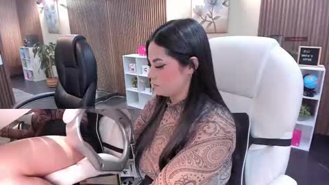 Snapshot of naugthyelli chatting on 10-28-25, 07:27 online show from 10-28-25, 07:27