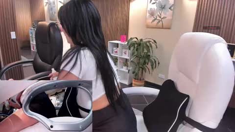 Snapshot of naugthyelli chatting on 11-03-25, 07:04 online show from 11-03-25, 07:04