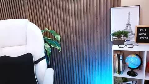 Snapshot of naugthyelli chatting on 05-25-26, 09:21 online show from 05-25-26, 09:21