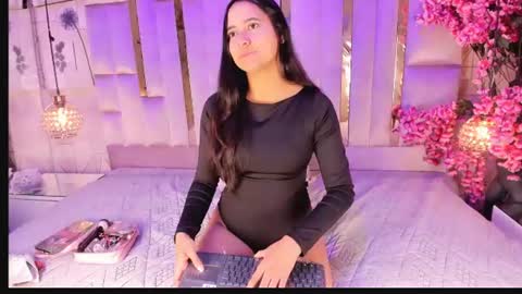Snapshot of nayarakvelvet_1 chatting on 07-06-26, 01:19 Nayarak online show from 07-06-26, 01:19