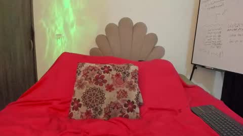 Snapshot of neeii chatting on 05-09-26, 03:34 Nei turn green online show from 05-09-26, 03:34