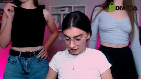 Snapshot of nekky_mouse chatting on 09-18-25, 02:08 Meow online show from 09-18-25, 02:08
