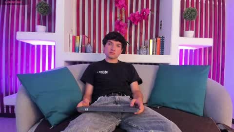 Snapshot of neo_zarek chatting on 05-13-26, 11:18 Zarek online show from 05-13-26, 11:18