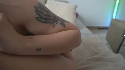 Snapshot of new_dee chatting on 10-16-25, 01:01 new dee online show from 10-16-25, 01:01
