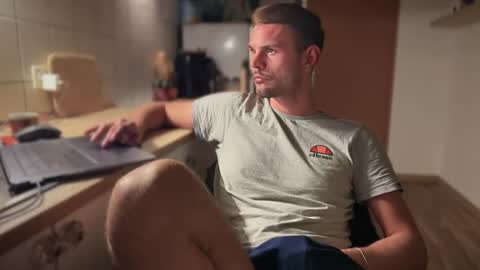 Snapshot of newbief chatting on 03-08-25, 08:35 Finnr online show from 03-08-25, 08:35