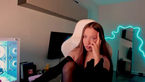 Mina online show from 04-22-26, 08:06