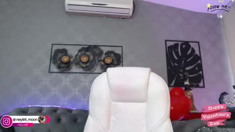 Snapshot of neytiri_moon chatting on 02-14-25, 06:08 Sandra online show from 02-14-25, 06:08