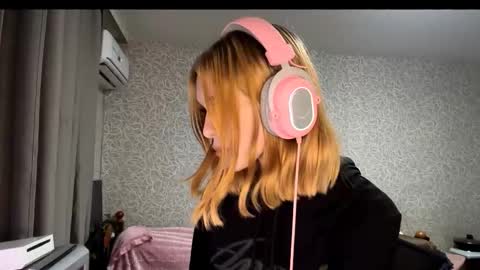 Eva Arts online show from 11-25-25, 01:22