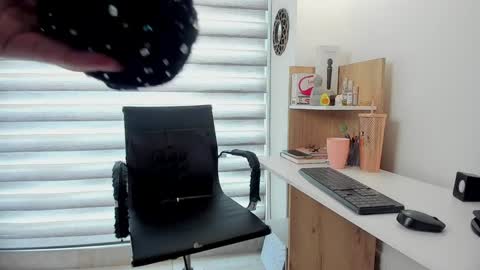 Snapshot of nia__white chatting on 01-08-25, 05:59 laura online show from 01-08-25, 05:59