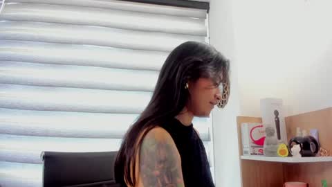 Snapshot of nia__white chatting on 01-21-25, 07:50 laura online show from 01-21-25, 07:50