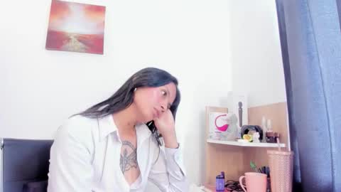 Snapshot of nia__white chatting on 10-08-25, 07:22 laura online show from 10-08-25, 07:22