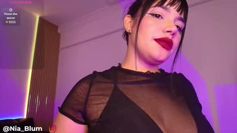 Snapshot of nia_blum chatting on 12-19-25, 03:35 Nia Blum online show from 12-19-25, 03:35
