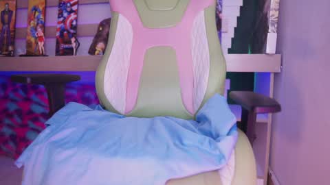 Snapshot of nia_mitsuki chatting on 12-19-24, 11:35 samanta online show from 12-19-24, 11:35