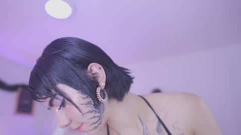 Snapshot of nia_mitsuki chatting on 12-21-24, 12:53 samanta online show from 12-21-24, 12:53