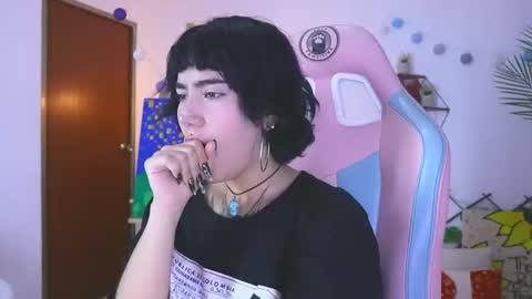 Snapshot of nia_mitsuki chatting on 12-27-24, 08:07 samanta online show from 12-27-24, 08:07