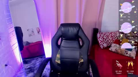 Snapshot of niafire chatting on 11-28-25, 04:09 Nia online show from 11-28-25, 04:09