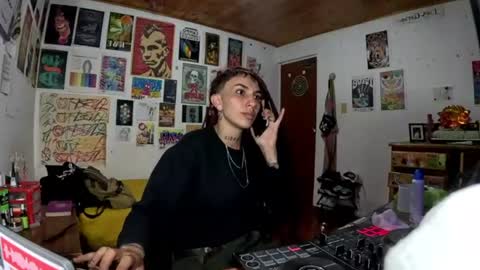 Snapshot of niahhierodula chatting on 06-23-26, 02:31 niah online show from 06-23-26, 02:31