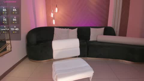 Snapshot of niaholland chatting on 12-11-24, 10:38 SQUIRTER DOLL online show from 12-11-24, 10:38