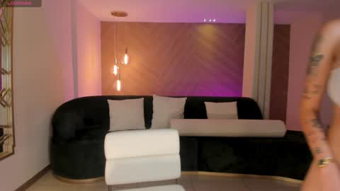 Snapshot of niaholland chatting on 12-14-24, 11:29 SQUIRTER DOLL online show from 12-14-24, 11:29