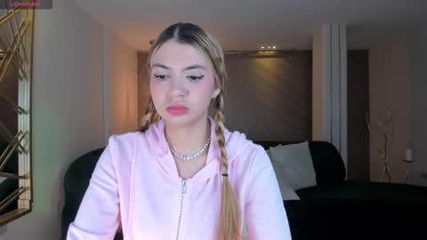 Snapshot of niaholland chatting on 10-08-25, 10:57 SQUIRTER DOLL online show from 10-08-25, 10:57