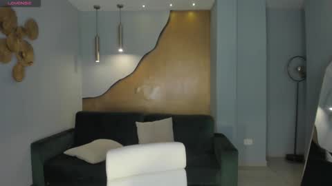 Snapshot of niaholland chatting on 10-11-25, 05:55 SQUIRTER DOLL online show from 10-11-25, 05:55