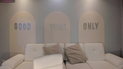 Snapshot of niaholland chatting on 10-12-25, 06:07 SQUIRTER DOLL online show from 10-12-25, 06:07