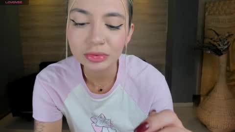 Snapshot of niaholland chatting on 10-23-25, 08:07 SQUIRTER DOLL online show from 10-23-25, 08:07