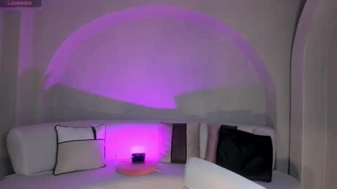 Snapshot of niaholland chatting on 10-24-25, 07:54 SQUIRTER DOLL online show from 10-24-25, 07:54