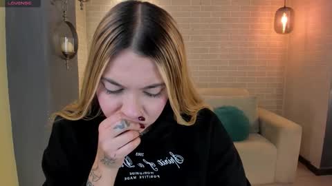 Snapshot of niaholland chatting on 10-26-25, 06:14 SQUIRTER DOLL online show from 10-26-25, 06:14