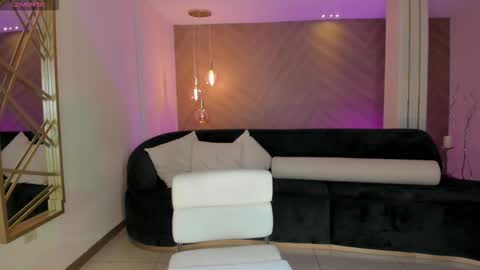 Snapshot of niaholland chatting on 10-31-25, 07:26 SQUIRTER DOLL online show from 10-31-25, 07:26