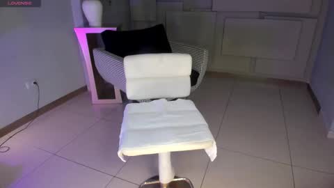 Snapshot of niaholland chatting on 12-13-25, 08:04 SQUIRTER DOLL online show from 12-13-25, 08:04