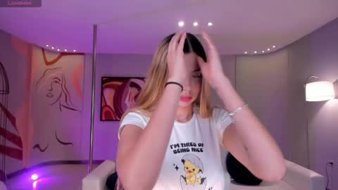 Snapshot of niaholland chatting on 12-20-25, 05:20 SQUIRTER DOLL online show from 12-20-25, 05:20