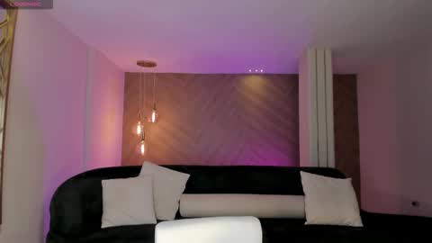 Snapshot of niaholland chatting on 02-05-26, 06:12 SQUIRTER DOLL online show from 02-05-26, 06:12