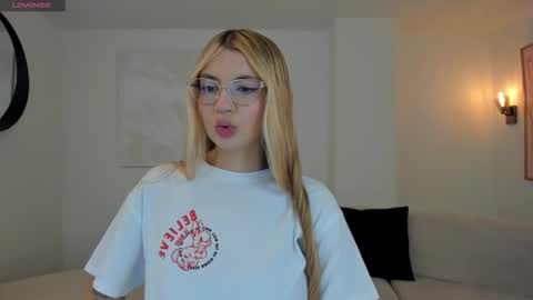 Snapshot of niaholland chatting on 02-08-26, 10:46 SQUIRTER DOLL online show from 02-08-26, 10:46