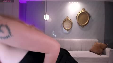 Snapshot of niaholland chatting on 02-19-26, 06:48 SQUIRTER DOLL online show from 02-19-26, 06:48